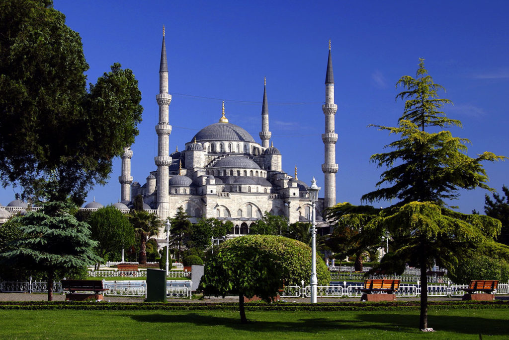 Istanbul Tyrkia 28 - 31. mai. 06. Den blå Moske - Sultan Ahmet Camii - er en av de mest berømte eligiøse bygningen i verden. Den har 6 minareter (spir) - kun en moske i verden har en mer (7) og det er moskeen i Mekka. Bygget mellom 1609-1616. Den er 51x53 meter med en kuppel på ø23,5 meter og 43 meter høy. Har 260 vinduer som slepper inn lys. Den dominerende fargen innvendig er blå - derfor navnet.